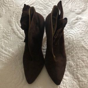 Bettye Muller brown suede booties w bow